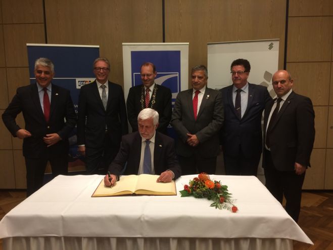 &Sigma;&tau;&eta;&nu; 7&eta; &Delta;&iota;ά&sigma;&kappa;&epsilon;&psi;&eta; &tau;&eta;&sigmaf; &Epsilon;&lambda;&lambda;&eta;&nu;&omicron;&gamma;&epsilon;&rho;&mu;&alpha;&nu;&iota;&kappa;ή&sigmaf; &Sigma;&upsilon;&nu;έ&lambda;&epsilon;&upsilon;&sigma;&eta;&sigmaf; &omicron; &Pi;έ&tau;&rho;&omicron;&sigmaf; &Tau;&alpha;&tau;&omicron;ύ&lambda;&eta;&sigmaf; (&epsilon;&iota;&kappa;ό&nu;&epsilon;&sigmaf;)