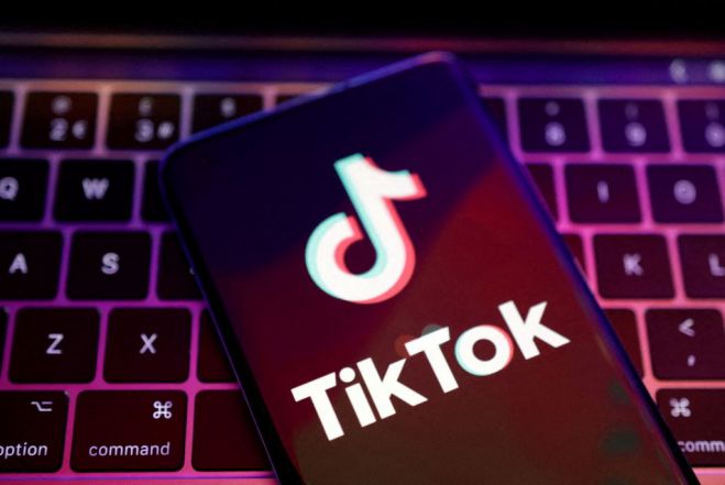 TikTok: &laquo;&Omicron;ύ&tau;&epsilon; &psi;ά&chi;&nu;&omicron;&mu;&alpha;&iota;, &omicron;ύ&tau;&epsilon; &mu;&omicron;&upsilon; &lambda;&epsilon;ί&pi;&epsilon;&iota; &kappa;ά&tau;&iota;&raquo;