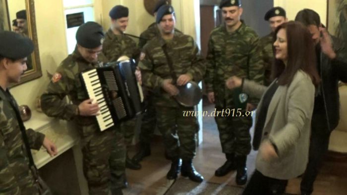 Η μπάντα του στρατού και το ζεϊμπέκικο της Νικολάκου! (vd)