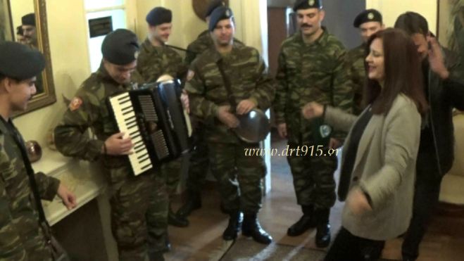 Η μπάντα του στρατού και το ζεϊμπέκικο της Νικολάκου! (vd)