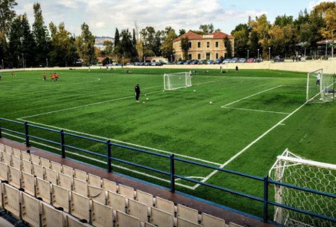 Έγραψαν στα... παπούτσια τους τον κορωνοϊό ακόμη και πίσω από το υπουργείο Δημόσιας Τάξης! (vd)