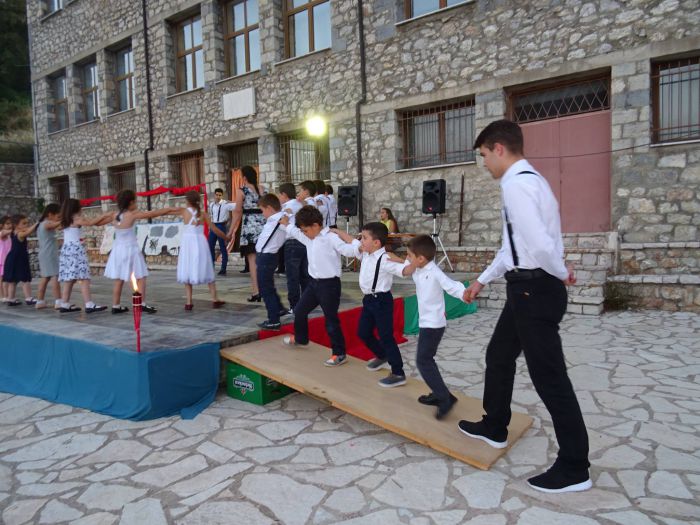 &Mu;&omicron;&upsilon;&sigma;&iota;&kappa;&omicron;&chi;&omicron;&rho;&epsilon;&upsilon;&tau;&iota;&kappa;ή &pi;&alpha;&rho;ά&sigma;&tau;&alpha;&sigma;&eta; &alpha;&pi;ό &tau;&alpha; &pi;&alpha;&iota;&delta;&iota;ά &tau;&omicron;&upsilon; &Beta;&alpha;&lambda;&tau;&epsilon;&sigma;&iota;&nu;ί&kappa;&omicron;&upsilon;! (vd)