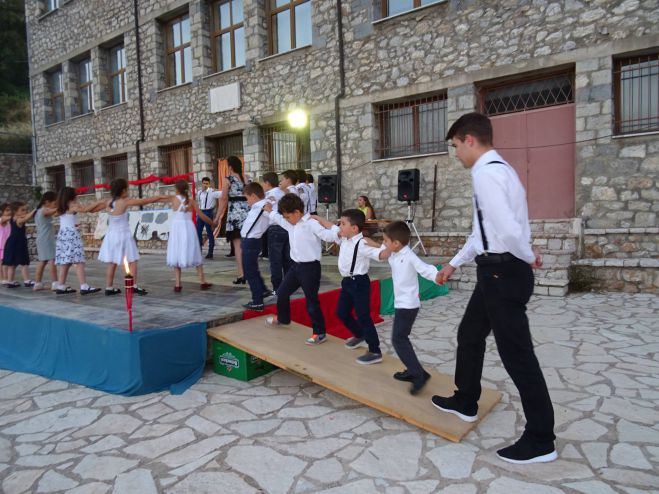 &Mu;&omicron;&upsilon;&sigma;&iota;&kappa;&omicron;&chi;&omicron;&rho;&epsilon;&upsilon;&tau;&iota;&kappa;ή &pi;&alpha;&rho;ά&sigma;&tau;&alpha;&sigma;&eta; &alpha;&pi;ό &tau;&alpha; &pi;&alpha;&iota;&delta;&iota;ά &tau;&omicron;&upsilon; &Beta;&alpha;&lambda;&tau;&epsilon;&sigma;&iota;&nu;ί&kappa;&omicron;&upsilon;! (vd)