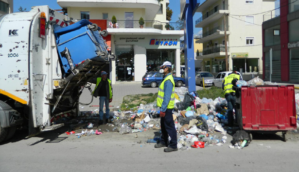 Απίστευτη βρώμα αναδύεται σε περιοχές που μαζεύονται σκουπίδια στην Τρίπολη (εικόνες και βίντεο)