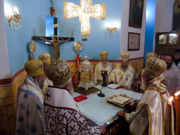 &Eta; &epsilon;&omicron;&rho;&tau;ή &tau;&omicron;&upsilon; &Mu;&eta;&tau;&rho;&omicron;&pi;&omicron;&lambda;ί&tau;&eta; &Alpha;&lambda;έ&xi;&alpha;&nu;&delta;&rho;&omicron;&upsilon; &sigma;&tau;&omicron; &chi;&omega;&rho;&iota;ό &Pi;ά&pi;&alpha;&rho;&iota; &Mu;&alpha;&nu;&tau;&iota;&nu;&epsilon;ί&alpha;&sigmaf; (&epsilon;&iota;&kappa;ό&nu;&epsilon;&sigmaf;)