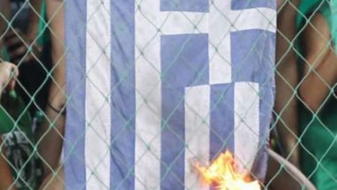 Συλλήψεις στο Ναύπλιο για κάψιμο της Ελληνικής Σημαίας