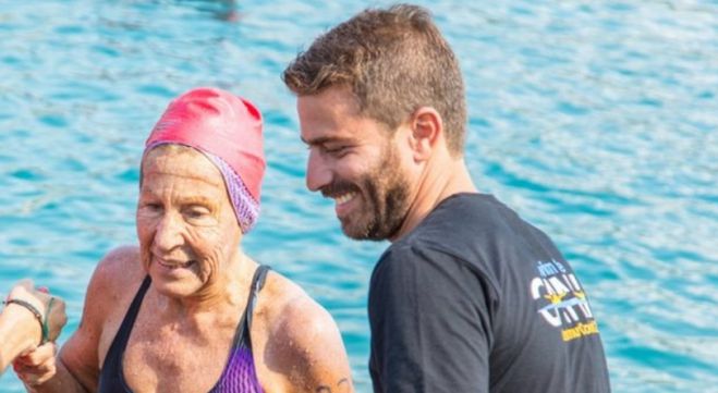&quot;Έφυγε&quot; η πρώτη γηραιότερη κολυμβήτρια που διέπλευσε κολυμπώντας τη διώρυγα Κορίνθου ...