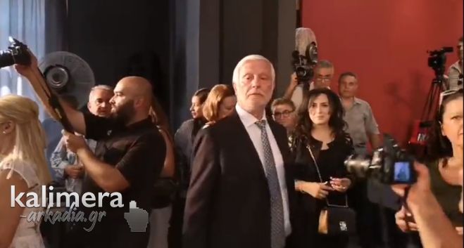 Η είσοδος του Πέτρου Τατούλη στην τελετή ορκωμοσίας (vd)