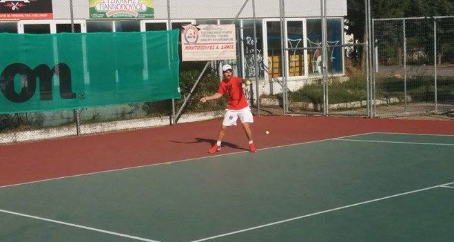 Έ&pi;&epsilon;&sigma;&epsilon; &eta; &alpha;&upsilon;&lambda;&alpha;ί&alpha; &sigma;&tau;&omicron; &tau;&omicron;&upsilon;&rho;&nu;&omicron;&upsilon;ά &tau;έ&nu;&iota;&sigmaf; &laquo;&Kappa;&omicron;&lambda;&omicron;&kappa;&omicron;&tau;&rho;ώ&nu;&epsilon;&iota;&alpha;&raquo; (&epsilon;&iota;&kappa;ό&nu;&epsilon;&sigmaf;)