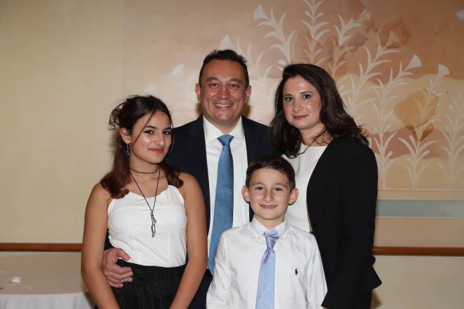 &Beta;&lambda;ά&sigma;&eta;&sigmaf; | &Tau;&omicron; &tau;&epsilon;&rho;ά&sigma;&tau;&iota;&omicron; "&epsilon;&upsilon;&chi;&alpha;&rho;&iota;&sigma;&tau;ώ" &sigma;&tau;&eta;&nu; &omicron;&iota;&kappa;&omicron;&gamma;έ&nu;&epsilon;&iota;&alpha; &kappa;&alpha;&iota; &tau;&omicron;&upsilon;&sigmaf; &sigma;&upsilon;&nu;&epsilon;&rho;&gamma;ά&tau;&epsilon;&sigmaf; &tau;&omicron;&upsilon;! (&epsilon;&iota;&kappa;ό&nu;&epsilon;&sigmaf;)