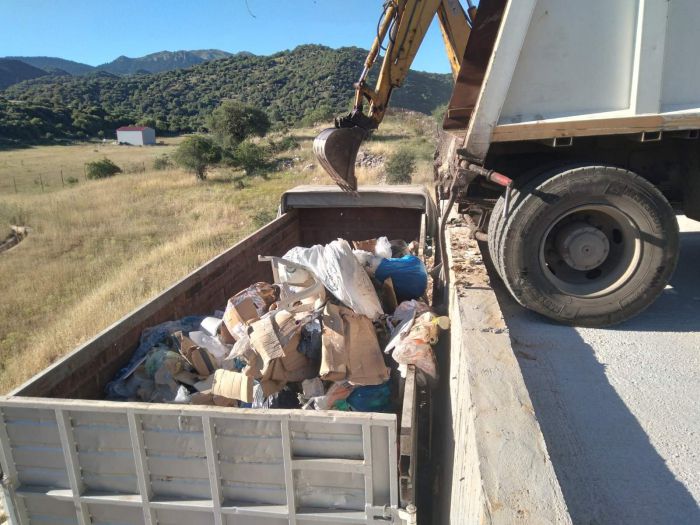 Γορτυνία | Μαζεύονται τα σκουπίδια από το γυμνάσιο Δημητσάνας!