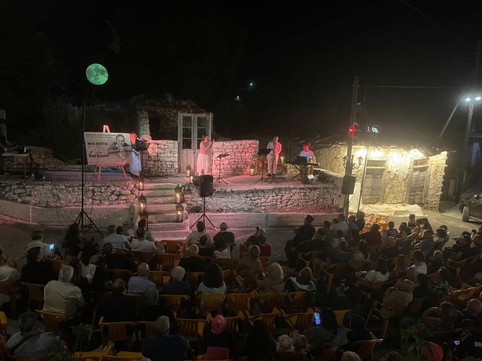 &Beta;&alpha;&lambda;&tau;&epsilon;&sigma;&iota;&nu;ί&kappa;&omicron; | &Mu;&iota;&alpha; &xi;&epsilon;&chi;&omega;&rho;&iota;&sigma;&tau;ή &mu;&omicron;&upsilon;&sigma;&iota;&kappa;ή &epsilon;&kappa;&delta;ή&lambda;&omega;&sigma;&eta; - &alpha;&phi;&iota;έ&rho;&omega;&mu;&alpha; &sigma;&tau;&omicron;&nu; &Mu;ά&nu;&omicron; &Chi;&alpha;&tau;&zeta;&iota;&delta;ά&kappa;&iota; &tau;&omicron;&upsilon; &Pi;&omicron;&lambda;&iota;&tau;&iota;&sigma;&tau;&iota;&kappa;&omicron;ύ &Kappa;έ&nu;&tau;&rho;&omicron;&upsilon; (&epsilon;&iota;&kappa;ό&nu;&epsilon;&sigmaf;)