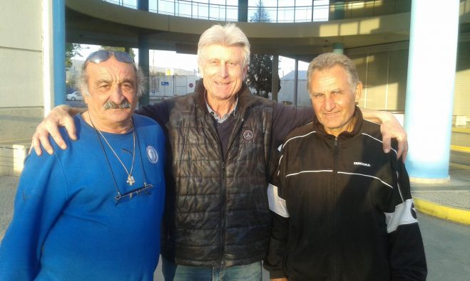 &Sigma;&tau;&eta;&nu; &Tau;&rho;ί&pi;&omicron;&lambda;&eta; &eta; &pi;&alpha;&lambda;&iota;ά &delta;ό&xi;&alpha; &tau;&omicron;&upsilon; &Pi;&alpha;&nu;&alpha;&rho;&kappa;&alpha;&delta;&iota;&kappa;&omicron;ύ &Gamma;&iota;ώ&rho;&gamma;&omicron;&sigmaf; &Omicron;&rho;&phi;&alpha;&nu;ί&delta;&eta;&sigmaf;! (vd)