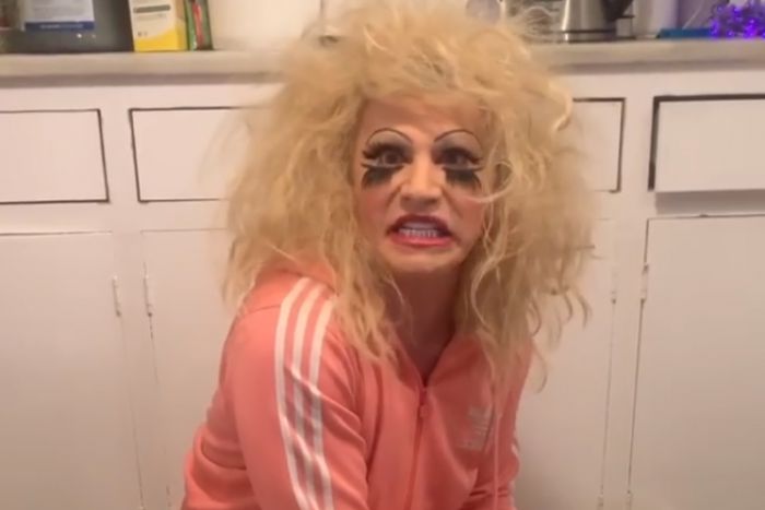 &Zeta;&alpha;&chi;&alpha;&rho;ά&tau;&omicron;&sigmaf; ... &sigma;&epsilon; &kappa;έ&phi;&iota;&alpha;: "&Chi;&alpha;&rho;&delta;&alpha;&lambda;&iota;ά &mu;&omicron;&upsilon;, &Chi;&alpha;&rho;&delta;&alpha;&lambda;&iota;ά &mu;&omicron;&upsilon;, &chi;&tau;ί&sigma;&tau;&eta; &kappa;&alpha;&iota; &beta;&lambda;&alpha;&chi;&omicron;&tau;&sigma;&omicron;&lambda;&iota;ά &mu;&omicron;&upsilon;"! (vd)