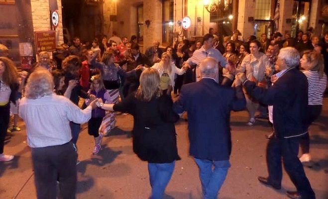 Γλέντι με δημοτικά τραγούδια και χορούς για τη νίκη του Γιαννόπουλου στη Γορτυνία (vd)