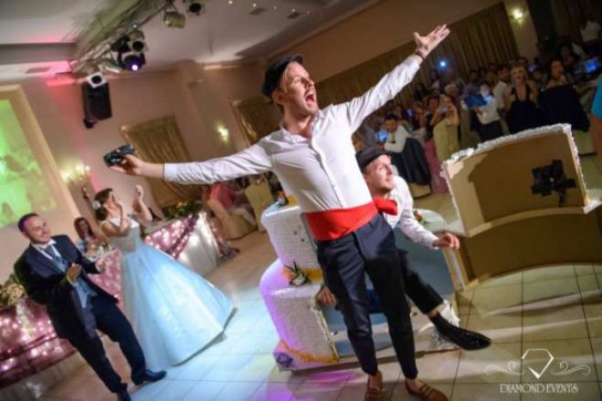 Ο γάμος στην Πάτρα ... έκρυβε μία μεγάλη έκπληξη στην τούρτα! (εικόνες)