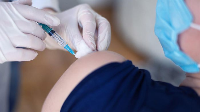 Υποχρεωτικοί εμβολιασμοί | Ποιους εργαζομένους αφορά - Άδεια άνευ αποδοχών χωρίς ασφαλιστική κάλυψη για όσους αρνηθούν
