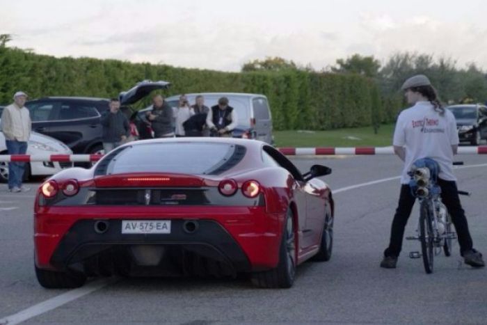 Ένας τρελός τρόπος για να ξεπεράσεις μια Ferrari με το ποδήλατο !