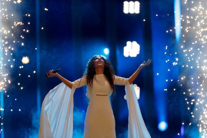 &Gamma;&iota;ά&nu;&nu;&alpha; &Tau;&epsilon;&rho;&zeta;ή: &Delta;ά&kappa;&rho;&upsilon;&alpha; &kappa;&iota; &alpha;&pi;&omicron;&gamma;&omicron;ή&tau;&epsilon;&upsilon;&sigma;&eta; &mu;&epsilon;&tau;ά &tau;&omicron;&nu; &alpha;&pi;&omicron;&kappa;&lambda;&epsilon;&iota;&sigma;&mu;ό &tau;&eta;&sigmaf; &alpha;&pi;ό &tau;&eta;&nu; Eurovision