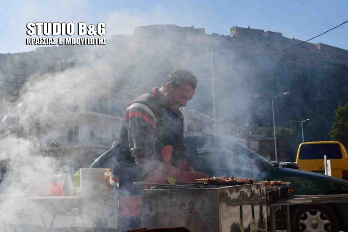 &quot;Κρύφτηκε&quot; το Παλαμήδι από την τσίκνα στο Ναύπλιο! (εικόνες)