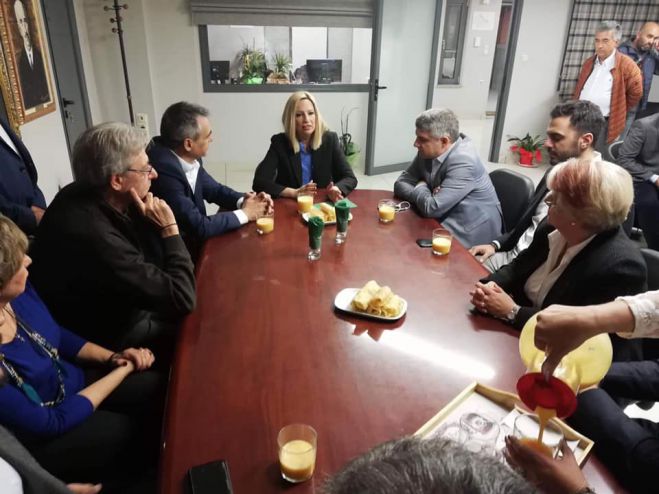 &Sigma;&tau;&omicron; &Delta;&eta;&mu;&alpha;&rho;&chi;&epsilon;ί&omicron; &Tau;&rho;ί&pi;&omicron;&lambda;&eta;&sigmaf; &Phi;ώ&phi;&eta; &Gamma;&epsilon;&nu;&nu;&eta;&mu;&alpha;&tau;ά (&epsilon;&iota;&kappa;ό&nu;&epsilon;&sigmaf;)