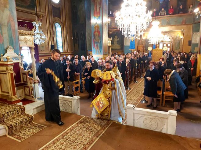 &Tau;&rho;ί&pi;&omicron;&lambda;&eta; | &Gamma;&iota;ό&rho;&tau;&alpha;&sigma;&alpha;&nu; &omicron;&iota; &mu;&eta;&tau;έ&rho;&epsilon;&sigmaf; &tau;&eta;&sigmaf; &Epsilon;&nu;&omicron;&rho;ί&alpha;&sigmaf; &Pi;&rho;&omicron;&phi;ή&tau;&eta; &Eta;&lambda;ί&alpha; (&epsilon;&iota;&kappa;ό&nu;&epsilon;&sigmaf;)