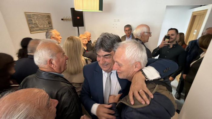 &Gamma;&iota;&alpha;&nu;&nu;&alpha;&kappa;&omicron;ύ&rho;&alpha;&sigmaf; &alpha;&pi;ό &tau;&alpha; &epsilon;&gamma;&kappa;&alpha;ί&nu;&iota;&alpha; &tau;&omicron;&upsilon; &pi;&omicron;&lambda;&iota;&tau;&iota;&kappa;&omicron;ύ &tau;&omicron;&upsilon; &gamma;&rho;&alpha;&phi;&epsilon;ί&omicron;&upsilon; &sigma;&tau;&eta;&nu; &Tau;&rho;ί&pi;&omicron;&lambda;&eta;: &laquo;&Eta; &delta;ύ&nu;&alpha;&mu;ή &mu;&omicron;&upsilon; &epsilon;ί&sigma;&tau;&epsilon; &epsilon;&sigma;&epsilon;ί&sigmaf;, &omicron;&iota; &sigma;&upsilon;&mu;&pi;&alpha;&tau;&rho;&iota;ώ&tau;&epsilon;&sigmaf; &mu;&omicron;&upsilon;&raquo; (vd)