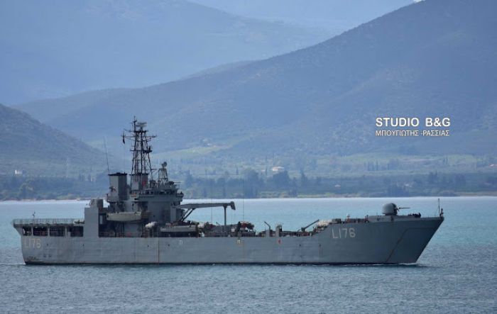 Το αρματαγωγό "Λέσβος" του Πολεμικού Ναυτικού στο Ναύπλιο (vd)