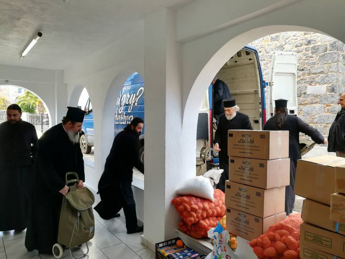 Εκκλησία | Τρόφιμα σε δοκιμαζόμενες οικογένειες της Τρίπολης και του Λεωνιδίου (εικόνες)