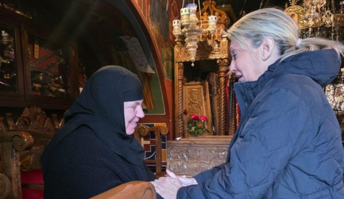 Ά&nu;&nu;&alpha; &Kappa;&alpha;&rho;&alpha;&mu;&alpha;&nu;&lambda;ή | &Eta; &upsilon;&phi;&upsilon;&pi;&omicron;&upsilon;&rho;&gamma;ό&sigmaf; &Tau;&omicron;&upsilon;&rho;&iota;&sigma;&mu;&omicron;ύ &epsilon;&pi;&iota;&sigma;&kappa;έ&phi;&theta;&eta;&kappa;&epsilon; &tau;&eta; &Mu;&omicron;&nu;ή &Pi;&alpha;&nu;&alpha;&gamma;ί&alpha;&sigmaf; &Mu;&alpha;&lambda;&epsilon;&beta;ή&sigmaf; (&epsilon;&iota;&kappa;ό&nu;&epsilon;&sigmaf;)