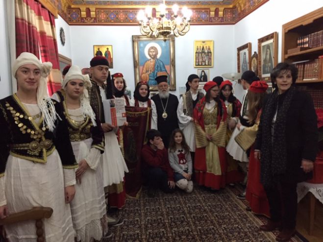 &Tau;&alpha; &Chi;&rho;&iota;&sigma;&tau;&omicron;&upsilon;&gamma;&epsilon;&nu;&nu;&iota;ά&tau;&iota;&kappa;&alpha; &kappa;ά&lambda;&alpha;&nu;&tau;&alpha; έ&psi;&alpha;&lambda;&lambda;&alpha;&nu; &sigma;&tau;&omicron;&nu; &Mu;&eta;&tau;&rho;&omicron;&pi;&omicron;&lambda;ί&tau;&eta; &Alpha;&lambda;έ&xi;&alpha;&nu;&delta;&rho;&omicron; (&epsilon;&iota;&kappa;ό&nu;&epsilon;&sigmaf;)