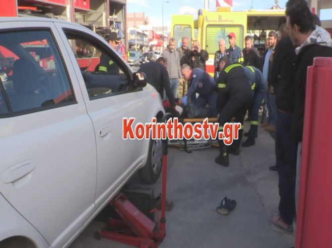 Οδηγός μοτοποδηλάτου «καρφώθηκε» κάτω από Ι.Χ. αυτοκίνητο στην Κόρινθο (vd)
