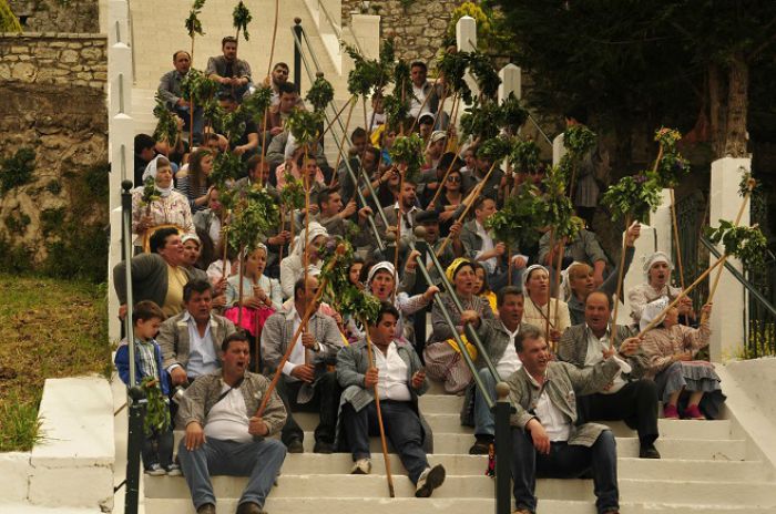 Έ&theta;&iota;&mu;&omicron; - &Delta;&rho;ώ&mu;&epsilon;&nu;&omicron; &tau;&omicron;&upsilon; &Alpha;&gamma;ί&omicron;&upsilon; &Gamma;&epsilon;&omega;&rho;&gamma;ί&omicron;&upsilon; &alpha;&nu;&alpha;&beta;ί&omega;&sigma;&epsilon; &sigma;&tau;&eta; &Nu;&epsilon;&sigma;&tau;ά&nu;&eta; (vd)
