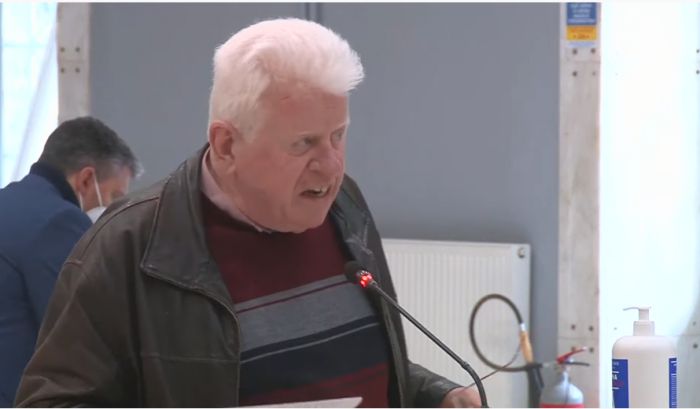 &Gamma;ό&nu;&tau;&iota;&kappa;&alpha;&sigmaf;: "&Kappa;&alpha;&lambda;ά &tau;&alpha; &lambda;έ&epsilon;&iota; &omicron; &kappa;. &Nu;ί&kappa;&alpha;&sigmaf;. &Epsilon;ί&nu;&alpha;&iota; &omega;&mu;ό&sigmaf; &delta;&epsilon;&xi;&iota;ό&sigmaf;. &Delta;&epsilon;&nu; &epsilon;ί&nu;&alpha;&iota; &iota;&mu;&iota;&tau;&alpha;&sigma;&iota;ό&nu;"