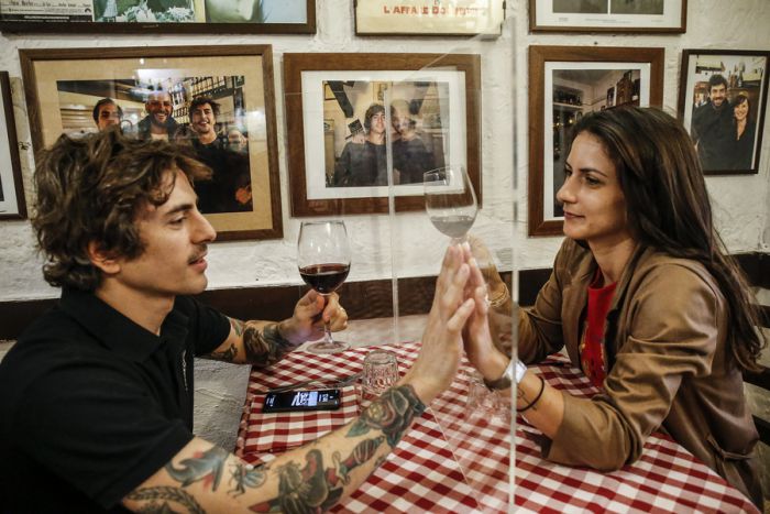 &Kappa;&omicron;&rho;&omega;&nu;&omicron;ϊό&sigmaf; | &Epsilon;&tau;&sigma;&iota; &theta;&alpha; &tau;&rho;ώ&mu;&epsilon; &sigma;&tau;&alpha; &epsilon;&sigma;&tau;&iota;&alpha;&tau;ό&rho;&iota;&alpha; ό&tau;&alpha;&nu; &alpha;&nu;&omicron;ί&xi;&omicron;&upsilon;&nu;; &Eta; &Iota;&tau;&alpha;&lambda;ί&alpha; &delta;ί&nu;&epsilon;&iota; &mu;&iota;&alpha; &gamma;&epsilon;ύ&sigma;&eta;! (&epsilon;&iota;&kappa;ό&nu;&epsilon;&sigmaf;)