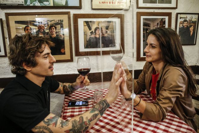 &Kappa;&omicron;&rho;&omega;&nu;&omicron;ϊό&sigmaf; | &Epsilon;&tau;&sigma;&iota; &theta;&alpha; &tau;&rho;ώ&mu;&epsilon; &sigma;&tau;&alpha; &epsilon;&sigma;&tau;&iota;&alpha;&tau;ό&rho;&iota;&alpha; ό&tau;&alpha;&nu; &alpha;&nu;&omicron;ί&xi;&omicron;&upsilon;&nu;; &Eta; &Iota;&tau;&alpha;&lambda;ί&alpha; &delta;ί&nu;&epsilon;&iota; &mu;&iota;&alpha; &gamma;&epsilon;ύ&sigma;&eta;! (&epsilon;&iota;&kappa;ό&nu;&epsilon;&sigmaf;)