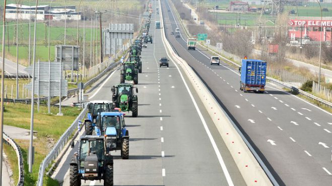 Η μεγαλειώδης πορεία των τρακτέρ στην Εθνική Οδό από ... drone! (vd)