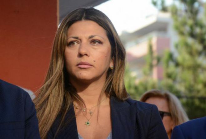 &Zeta;&alpha;&chi;&alpha;&rho;ά&kappa;&eta; &gamma;&iota;&alpha; &Tau;&rho;&iota;ώ&nu; &Iota;&epsilon;&rho;&alpha;&rho;&chi;ώ&nu;: &laquo;&Delta;&epsilon;&nu; &theta;&alpha; &epsilon;ί&nu;&alpha;&iota; &alpha;&rho;&gamma;ί&alpha;, &alpha;&lambda;&lambda;ά &delta;&epsilon;&nu; &theta;&alpha; &gamma;ί&nu;&omicron;&nu;&tau;&alpha;&iota; &mu;&alpha;&theta;ή&mu;&alpha;&tau;&alpha;&raquo;