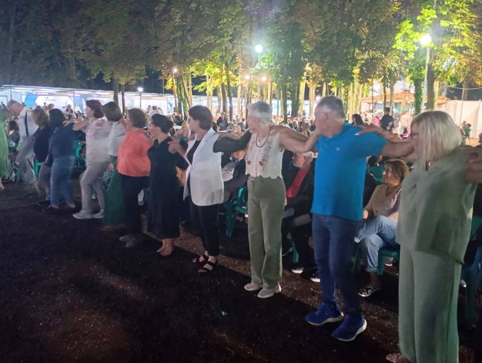 &Tau;&epsilon;&gamma;&epsilon;&alpha;&tau;&iota;&kappa;ό&sigmaf; &Sigma;ύ&nu;&delta;&epsilon;&sigma;&mu;&omicron;&sigmaf;: &Xi;&epsilon;&sigma;ή&kappa;&omega;&sigma;&epsilon; &tau;&omicron;&nu; &kappa;ό&sigma;&mu;&omicron; &tau;&omicron; &ldquo;&Iota;&kappa;&alpha;&rho;&iota;ώ&tau;&iota;&kappa;&omicron; &Gamma;&lambda;έ&nu;&tau;&iota;&rdquo; (&epsilon;&iota;&kappa;ό&nu;&epsilon;&sigmaf;)