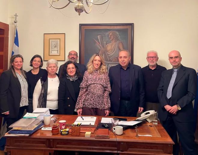 &Eta; &Pi;έ&nu;&nu;&upsilon; &Kappa;&alpha;&lambda;ύ&beta;&alpha; &alpha;&pi;ό &tau;&eta; &Gamma;&omicron;&rho;&tau;&upsilon;&nu;ί&alpha; &Pi;&rho;ό&epsilon;&delta;&rho;&omicron;&sigmaf; &sigma;&tau;&eta;&nu; Έ&nu;&omega;&sigma;&eta; &Delta;&eta;&mu;&omicron;&sigma;&iota;&omicron;&gamma;&rho;ά&phi;&omega;&nu; &Iota;&delta;&iota;&omicron;&kappa;&tau;&eta;&tau;ώ&nu; &Pi;&epsilon;&rho;&iota;&omicron;&delta;&iota;&kappa;&omicron;ύ &Tau;ύ&pi;&omicron;&upsilon;