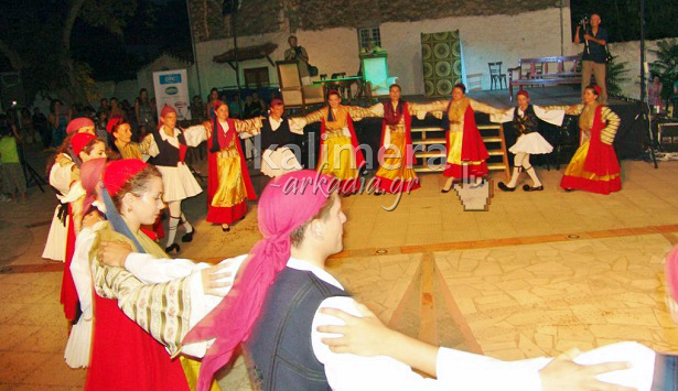 &Mu;&epsilon; &pi;&alpha;&rho;&alpha;&delta;&omicron;&sigma;&iota;&alpha;&kappa;&omicron;ύ&sigmaf; &chi;&omicron;&rho;&omicron;ύ&sigmaf; &kappa;&alpha;&iota; &omicron;&pi;&epsilon;&rho;έ&tau;&alpha; έ&kappa;&lambda;&epsilon;&iota;&sigma;&epsilon; &tau;&omicron; &Mu;&epsilon;&lambda;&iota;&tau;&zeta;ά&zeta;&zeta; (&epsilon;&iota;&kappa;ό&nu;&epsilon;&sigmaf; &kappa;&alpha;&iota; &beta;ί&nu;&tau;&epsilon;&omicron;)