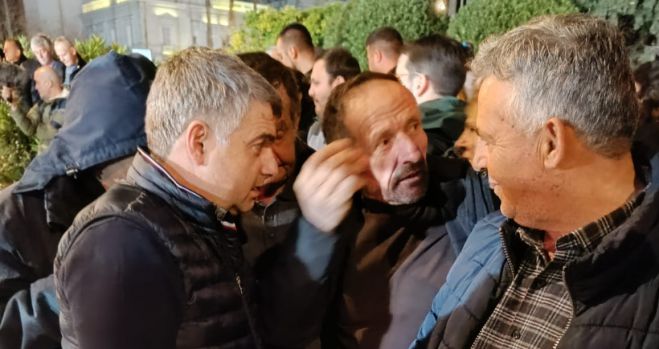 &Sigma;&tau;&omicron; &Sigma;ύ&nu;&tau;&alpha;&gamma;&mu;&alpha;, &delta;ί&pi;&lambda;&alpha; &sigma;&tau;&omicron;&upsilon;&sigmaf; &alpha;&gamma;&rho;ό&tau;&epsilon;&sigmaf;, &omicron; &Omicron;&delta;&upsilon;&sigma;&sigma;έ&alpha;&sigmaf; &Kappa;&omega;&nu;&sigma;&tau;&alpha;&nu;&tau;&iota;&nu;ό&pi;&omicron;&upsilon;&lambda;&omicron;&sigmaf;! (&epsilon;&iota;&kappa;ό&nu;&epsilon;&sigmaf;)