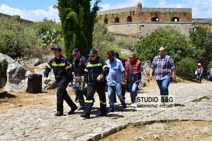 &Pi;&alpha;&lambda;&alpha;&mu;ή&delta;&iota; - &Tau;&omicron;&upsilon;&rho;ί&sigma;&tau;&alpha;&sigmaf; έ&pi;&epsilon;&sigma;&epsilon; &kappa;&alpha;&iota; &chi;&tau;ύ&pi;&eta;&sigma;&epsilon; &sigma;&tau;&omicron; &kappa;&epsilon;&phi;ά&lambda;&iota; (vd)