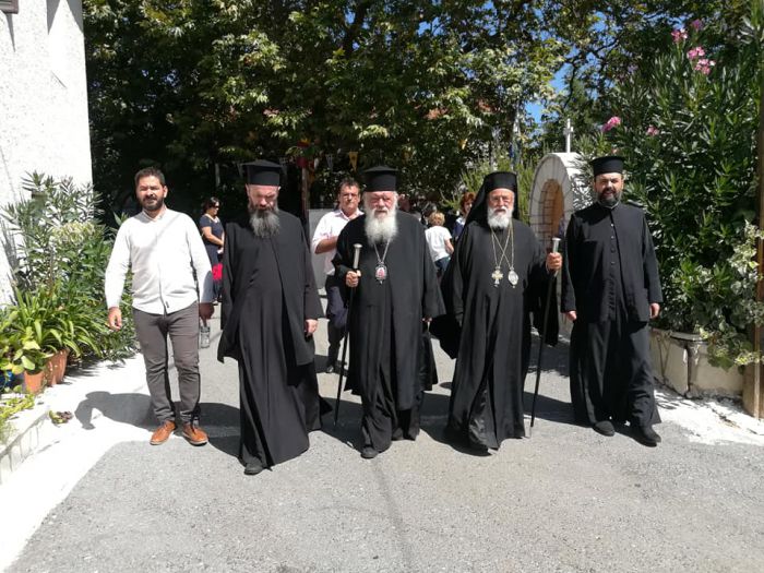 &Sigma;&tau;&eta;&nu; &Alpha;&rho;&kappa;&alpha;&delta;ί&alpha; &omicron; &Alpha;&rho;&chi;&iota;&epsilon;&pi;ί&sigma;&kappa;&omicron;&pi;&omicron;&sigmaf; &gamma;&iota;&alpha; &tau;&alpha; &omicron;&nu;&omicron;&mu;&alpha;&sigma;&tau;ή&rho;&iota;&alpha; &tau;&omicron;&upsilon; &Mu;&eta;&tau;&rho;&omicron;&pi;&omicron;&lambda;ί&tau;&eta; &Alpha;&lambda;έ&xi;&alpha;&nu;&delta;&rho;&omicron;&upsilon;