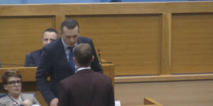 &Upsilon;&pi;&omicron;&upsilon;&rho;&gamma;ό&sigmaf; &chi;&alpha;&sigma;&tau;&omicron;ύ&kappa;&iota;&sigma;&epsilon; &beta;&omicron;&upsilon;&lambda;&epsilon;&upsilon;&tau;ή &kappa;&alpha;&iota; &tau;&omicron;&nu; &alpha;&pi;&omicron;&kappa;ά&lambda;&epsilon;&sigma;&epsilon; &pi;ί&theta;&eta;&kappa;&omicron; - &Delta;&epsilon;ί&tau;&epsilon; &sigma;&epsilon; &pi;&omicron;&iota;&alpha; &chi;ώ&rho;&alpha;! (vd)