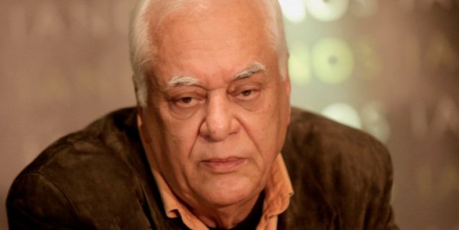 Ά&rho;&theta;&rho;&omicron; &sigma;&tau;&eta;&nu; &Alpha;&upsilon;&gamma;ή: "&Kappa;&iota; ό&tau;&alpha;&nu; &mu;&iota;&lambda;ά&epsilon;&iota;, &kappa;&iota; ό&tau;&alpha;&nu; &kappa;&lambda;&alpha;ί&epsilon;&iota;, &omicron; &Tau;&sigma;&iota;ό&delta;&rho;&alpha;&sigmaf; &epsilon;&xi;&omega;&rho;&alpha;ΐ&zeta;&epsilon;&iota; &tau;&eta;&nu; &pi;&omicron;&lambda;&iota;&tau;&iota;&kappa;ή &tau;&eta;&sigmaf; &Delta;&epsilon;&xi;&iota;ά&sigmaf;. &Kappa;&alpha;&iota; &tau;&omicron; &kappa;ά&nu;&epsilon;&iota; &mu;&iota;&alpha; &chi;&alpha;&rho;ά"