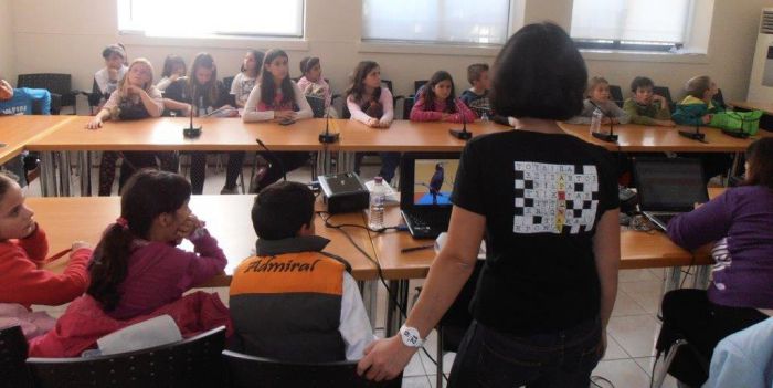 &Mu;&alpha;&theta;&eta;&tau;έ&sigmaf; &alpha;&pi;ό &tau;&omicron; &Delta;&eta;&mu;&omicron;&tau;&iota;&kappa;ό &Sigma;&chi;&omicron;&lambda;&epsilon;ί&omicron; &Beta;&lambda;&alpha;&chi;&omicron;&kappa;&epsilon;&rho;&alpha;&sigma;&iota;ά&sigmaf; &sigma;&tau;&omicron; &Kappa;έ&nu;&tau;&rho;&omicron; &Pi;&epsilon;&rho;&iota;&beta;&alpha;&lambda;&lambda;&omicron;&nu;&tau;&iota;&kappa;ή&sigmaf; &Epsilon;&nu;&eta;&mu;έ&rho;&omega;&sigma;&eta;&sigmaf; Ά&sigma;&tau;&rho;&omicron;&upsilon;&sigmaf;