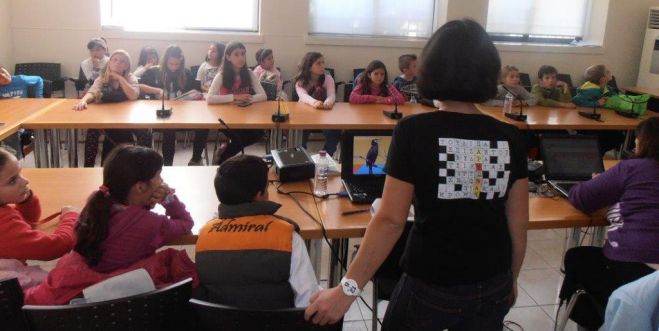 &Mu;&alpha;&theta;&eta;&tau;έ&sigmaf; &alpha;&pi;ό &tau;&omicron; &Delta;&eta;&mu;&omicron;&tau;&iota;&kappa;ό &Sigma;&chi;&omicron;&lambda;&epsilon;ί&omicron; &Beta;&lambda;&alpha;&chi;&omicron;&kappa;&epsilon;&rho;&alpha;&sigma;&iota;ά&sigmaf; &sigma;&tau;&omicron; &Kappa;έ&nu;&tau;&rho;&omicron; &Pi;&epsilon;&rho;&iota;&beta;&alpha;&lambda;&lambda;&omicron;&nu;&tau;&iota;&kappa;ή&sigmaf; &Epsilon;&nu;&eta;&mu;έ&rho;&omega;&sigma;&eta;&sigmaf; Ά&sigma;&tau;&rho;&omicron;&upsilon;&sigmaf;