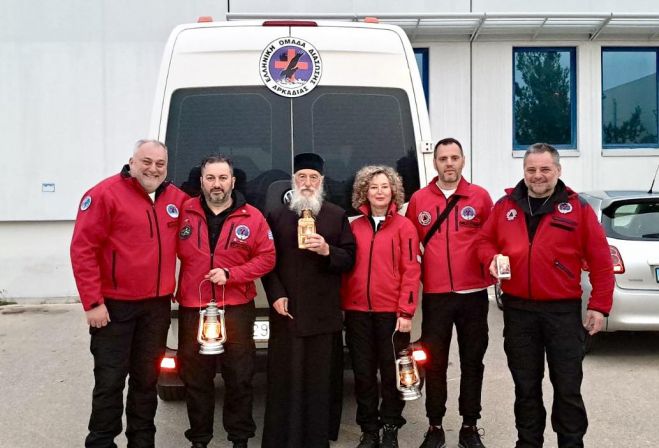 Ελληνική Ομάδα Διάσωσης | Παρέλαβε το Άγιο Φως από το "Ελευθέριος Βενιζέλος" και το μεταφέρει στην Αρκαδία!