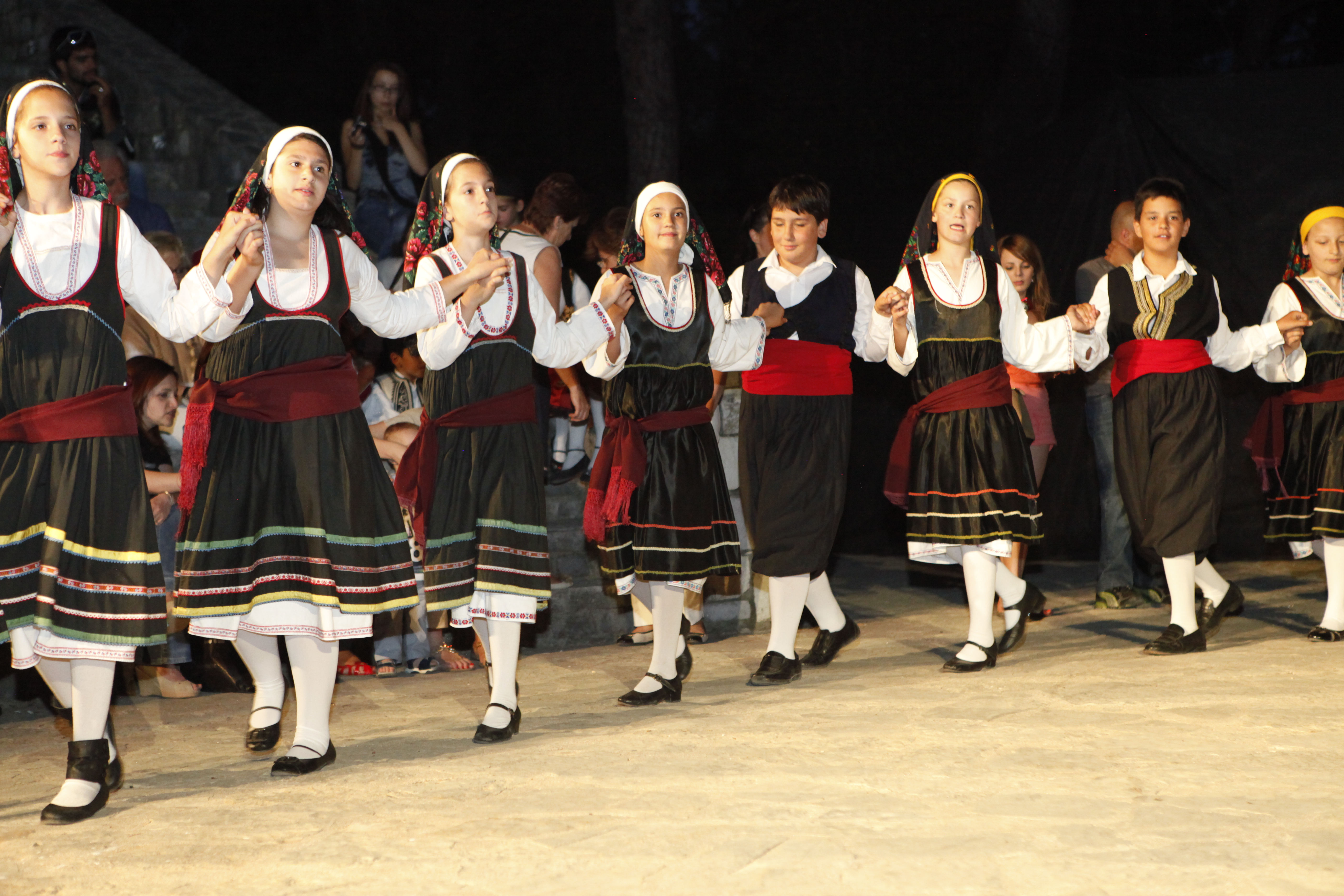 &Xi;&epsilon;&kappa;&iota;&nu;ά &tau;&omicron; &Pi;&omicron;&lambda;&iota;&tau;&iota;&sigma;&tau;&iota;&kappa;ό &Kappa;&alpha;&lambda;&omicron;&kappa;&alpha;ί&rho;&iota; &mu;&epsilon; &mu;&omicron;&upsilon;&sigma;&iota;&kappa;&omicron;&chi;&omicron;&rho;&epsilon;&upsilon;&tau;&iota;&kappa;ή &pi;&alpha;&rho;ά&sigma;&tau;&alpha;&sigma;&eta;